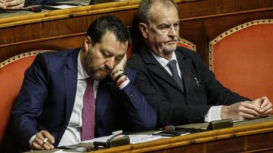 Coronavirus, Salvini: "Il governo ha perso tempo. Chiudere accessi via aria, terra e mare". Conte: "Non era possibile bloccare subito i voli"