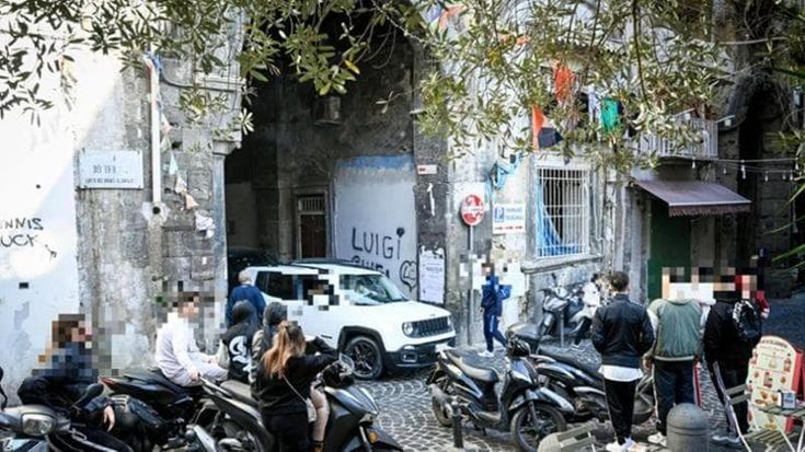 Il supermarket della morte: “Per trovare pistole e coltelli basta scendere nei vicoli”