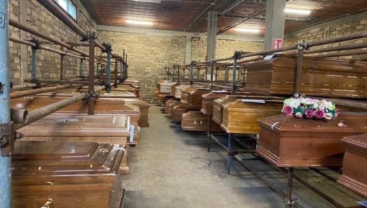 Le ceneri di Proietti, la vergogna di Roma e le fake news dell'Ama: l'attore resterà ancora a lungo "appoggiato" in Umbria