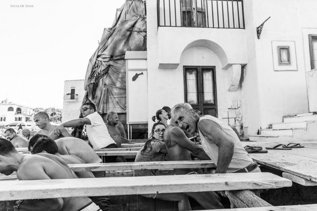 La spiaggia diventa teatro: popolo in festa a Ischia aspettando Sant’Anna