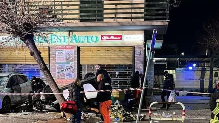 Auto contro albero a Roma, a bordo sei persone: due morti sul colpo, una delle vittime aveva 20 anni. Arrestato l’autista: aveva assunto droga