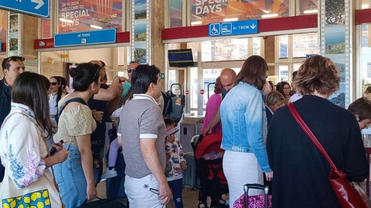 “Si è fermato, perché?”, l’ansia dei viaggiatori sul treno Circum per Sorrento