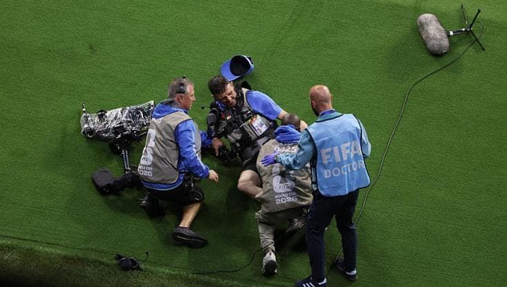 Il cameraman viene colpito dal difensore dell’Uzbekistan e rimane a terra: intervengono i medici