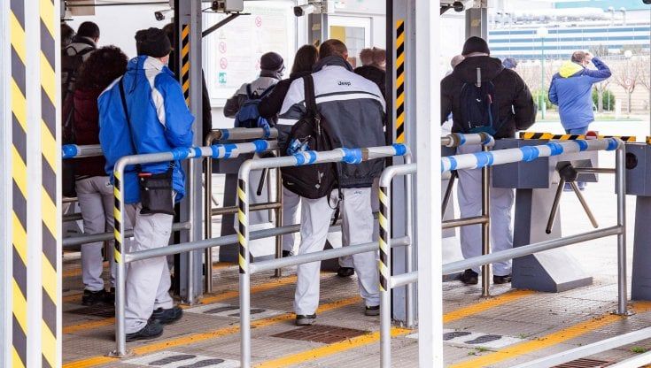 Melfi, due settimane di cassa per lo stabilimento Stellantis. Pesano la carenza di semiconduttori e gli stop dei Tir
