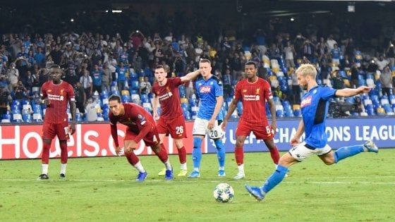 Champions, Napoli-Liverpool 2-0: Mertens e Llorente piegano i campioni d'Europa