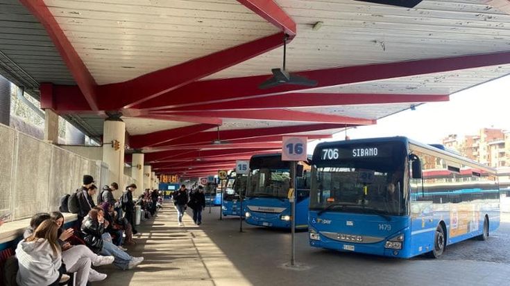 In autostazione tra i fuorisede che tornano per il referendum: “Che rabbia non votare qui”