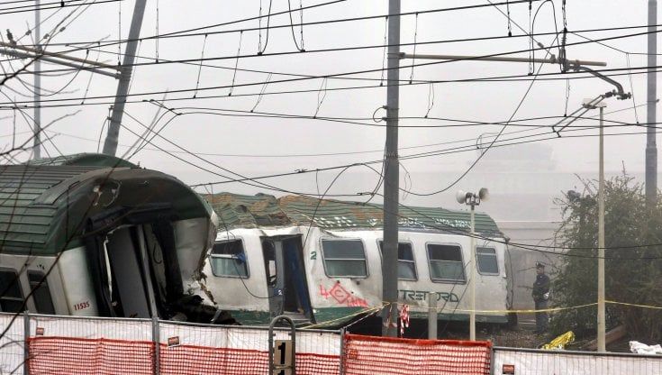 Treno deragliato a Pioltello, chiesto processo per manager e dipendenti Rfi e per la società: "Scarsa manutenzione"