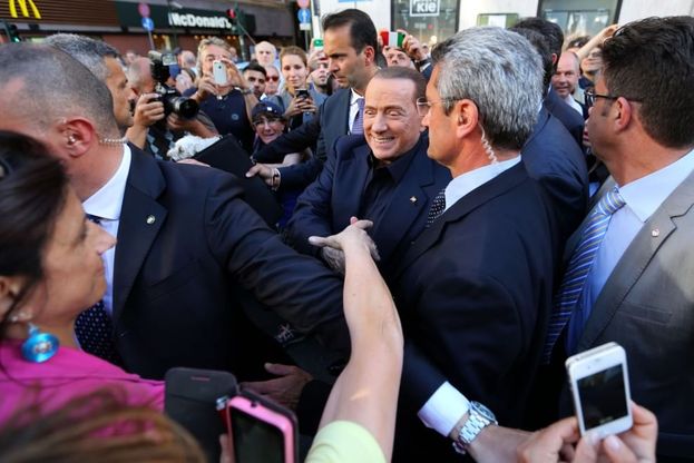 Berlusconi a Genova, sostegno a Toti e selfie in piazza