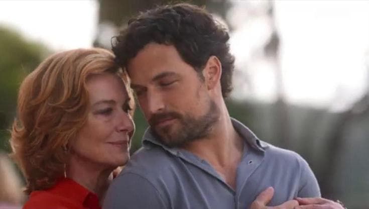 'Inganno', Monica Guerritore e il fascino di uno sconosciuto: su Netflix la serie thriller in cui la passione non ha età
