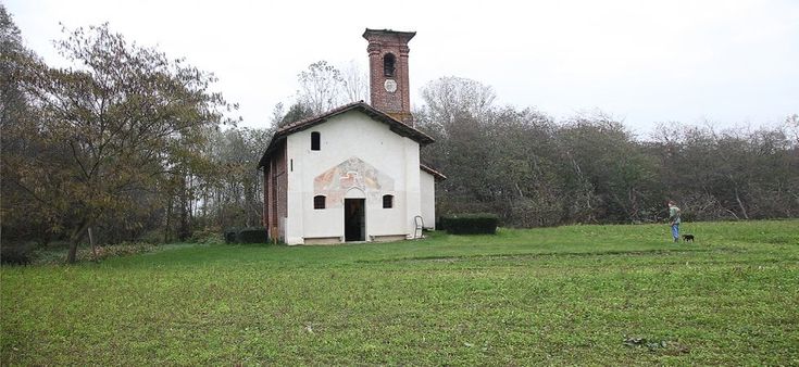 Una chiesa tra i campi