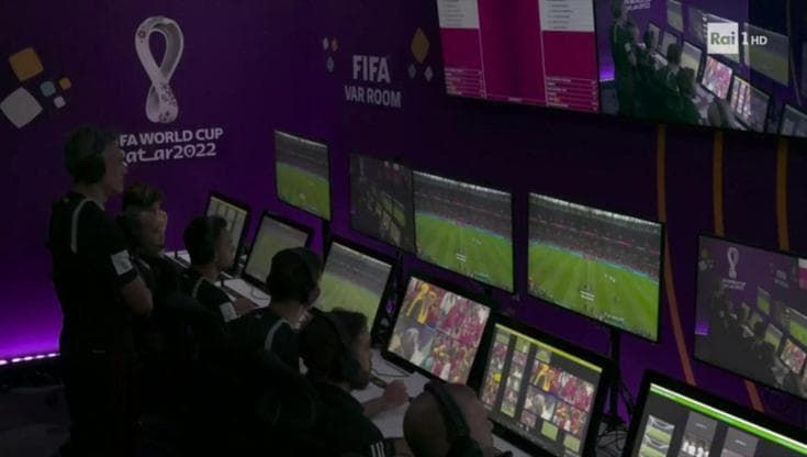 Mondiali, "Tante razze per gli arbitri in questa gara". La gaffe del telecronista Rai, poi le scuse