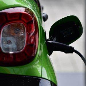 Norvegia, il paradiso delle auto elettriche. Ora non bastano le colonnine di ricarica