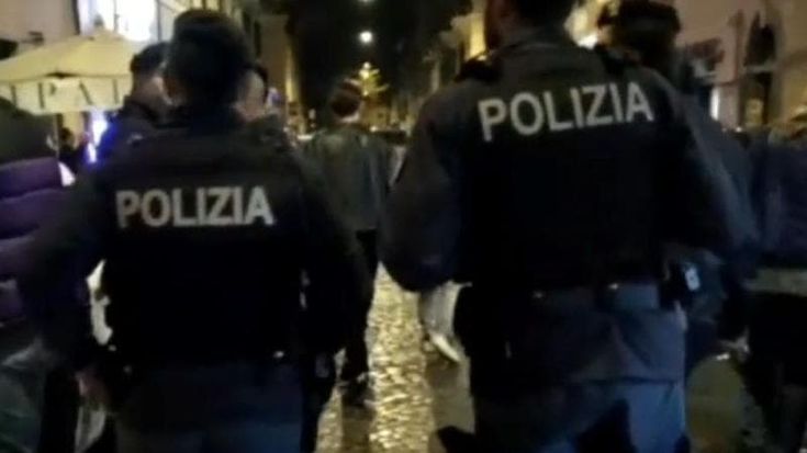 Panico in centro, sfila con la pistola davanti alla discoteca: “Avvisa mio fratello”