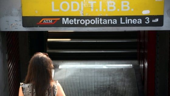 Molesta ragazza alla fermata Lodi del metrò: arrestato trentenne a Milano
