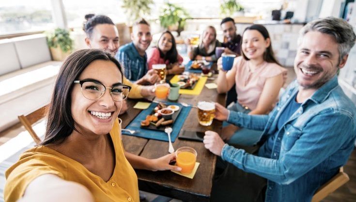 Spensieratezza e buona compagnia, il valore della leggerezza secondo gli italiani