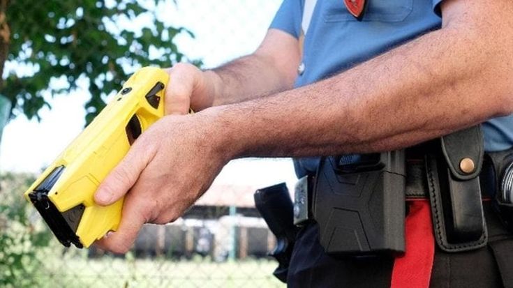 Chieti, corre nudo e i carabinieri lo fermano con il taser: 35enne muore in ambulanza