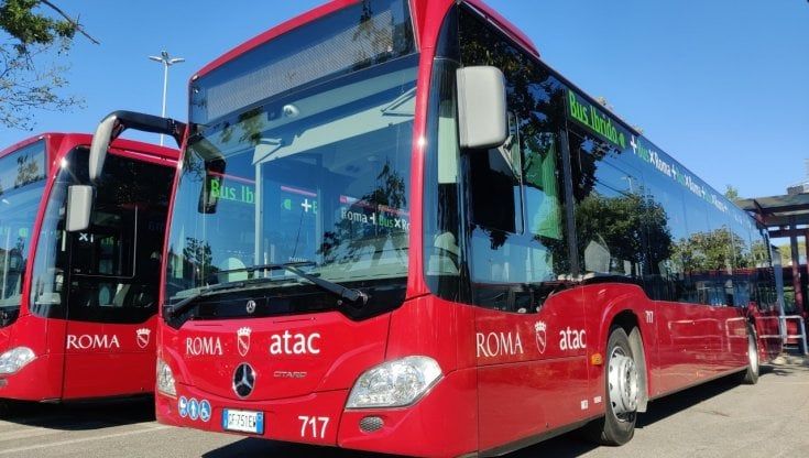 Trasporto pubblico Roma, arrivano i 70 nuovi bus ibridi. In servizio prima di Natale