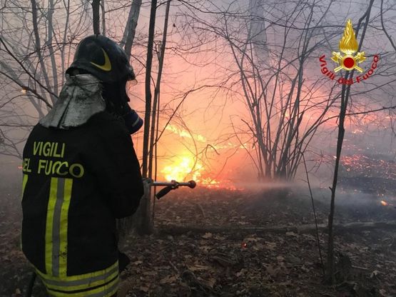 Varese, nuovo incendio sul monte Martica: il fronte delle fiamme