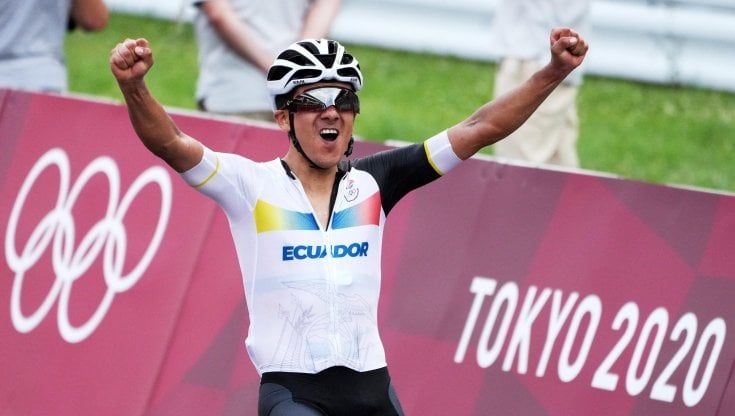 Carapaz, magia d'oro: è sua la prova in linea di ciclismo. Italia sfortunata