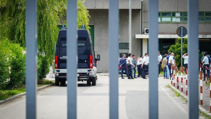 Pestaggio in carcere, un agente: "Sì, li ho colpiti: ma era tutto deciso da altri"
