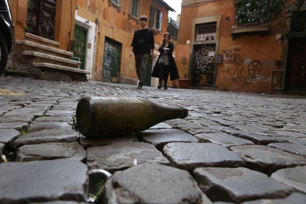 Trastevere, il rione ostaggio di movida e rifiuti