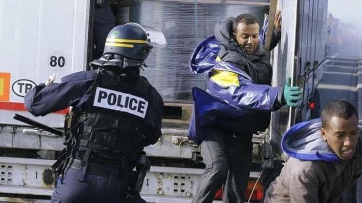 Usa, cronisti e medici picchiati dalla polizia nel centro di detenzione per immigrati di Chicago