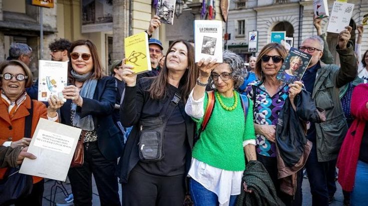 Flashmob in Comune dei librai indipendenti: “Sgravi per tenere aperti”