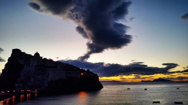 Ischia, nuvole e suggestioni nell'alba alle spalle del Castello