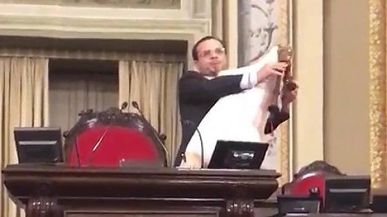 Ars-caos, voto "irregolare" per l'esercizio provvisorio. Lupo: "Miccichè non degno di rappresentare l'Assemblea"