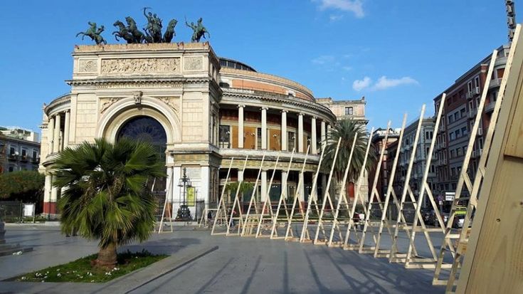 Palermo, a piazza Politeama mega installazione con 50 progetti
