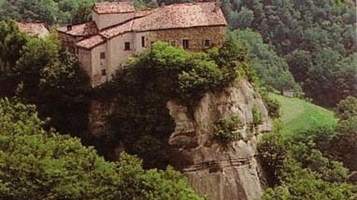 A Bologna nasce la prima agenzia immobiliare specializzata in case stregate: “In vendita anche un castello con fantasma”