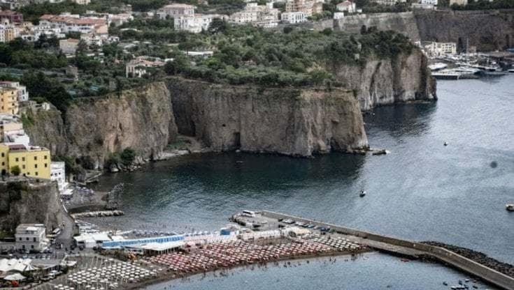 Overtourism in penisola sorrentina, a Meta scatta il numero chiuso in spiaggia