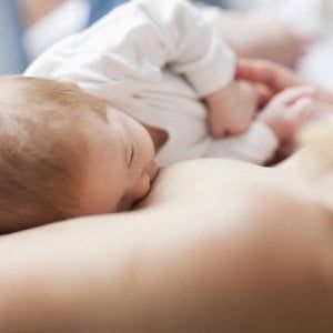 Il bimbo allattato al seno protegge l'utero