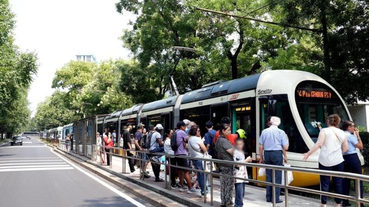 Pochi autisti, nuovi tagli a bus e tram: tempi di attesa più lunghi su 30 linee Atm