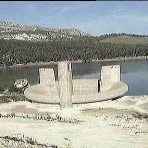 Gela: le dighe sono piene di fango, si svuota in mare l'acqua raccolta