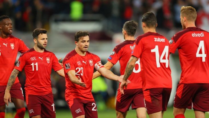 Qualificazioni Mondiali, la Svizzera vince e si avvicina all'Italia. Vlahovic fa felice la Serbia, Abraham in gol