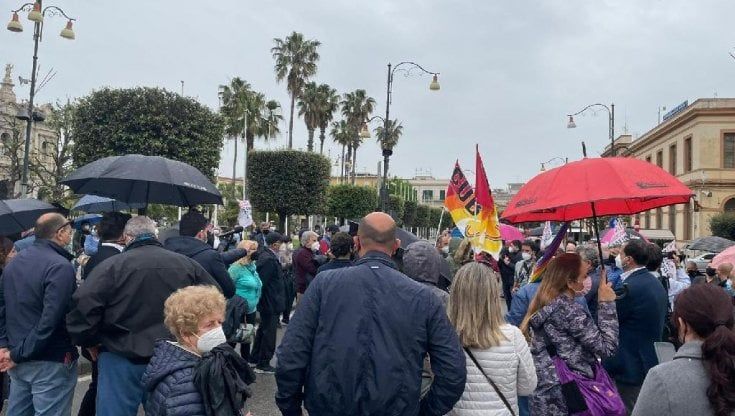 Covid, Pompei, la protesta degli operatori turistici in piazza: "Basta, ora bisogna ripartire" 