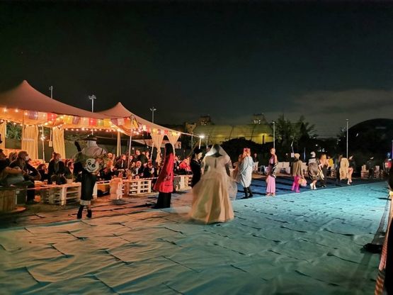 Un fiume di carta accanto al Naviglio Grande, l'istallazione di Genna al TornaVento di Milano