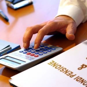 Le nuove età per la pensione: quattro mesi di lavoro in più