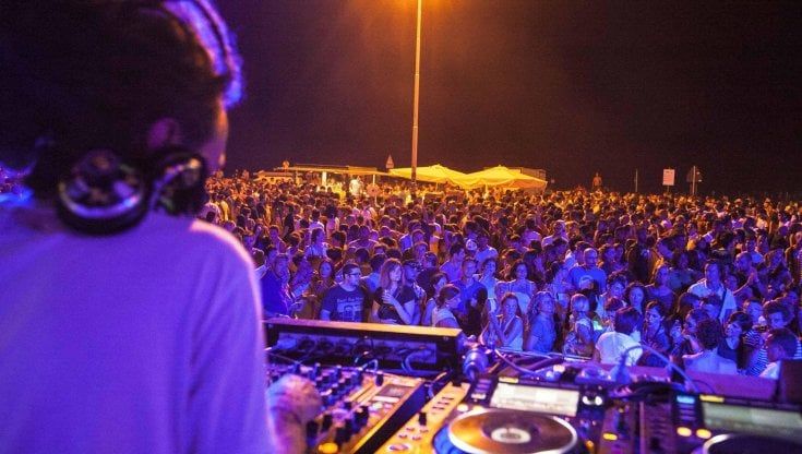 Covid, Sileri: "Al momento green pass discoteche con una dose"