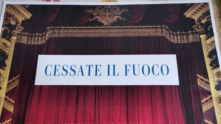 Scala, questa sera uno striscione per il cessate il fuoco in Medio Oriente esposto davanti al sipario prima dello spettacolo