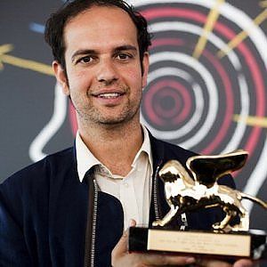 Nudo, fa pipì: approda a Prato Sehgal, l'artista fa scandalo