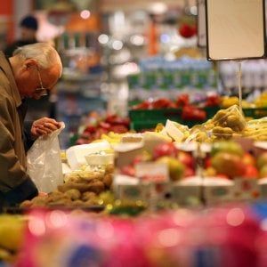 Disuguaglianze in crescita: aumenta la spesa dei più ricchi e cala quella dei più poveri