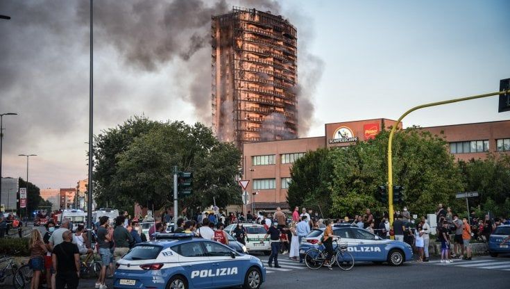 Incendio Milano, fabbricati in Spagna i pannelli della torre bruciata: "Non erano ignifughi, consigliati solo per edifici bassi"