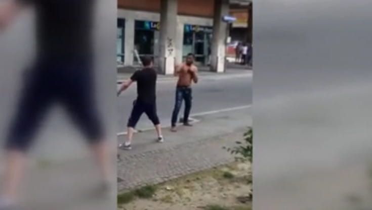 Aggredisce a sforbiciate i passanti in Bolognina, i carabinieri usano il taser