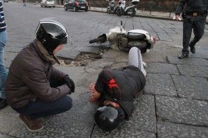 Incubo buche in via Marina, centauro finisce in ospedale