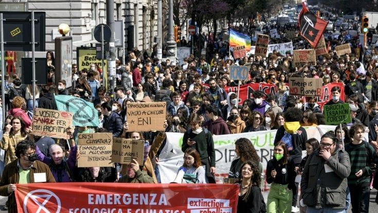 Napoli, studenti in sciopero per il clima: "Politici, ascoltateci"