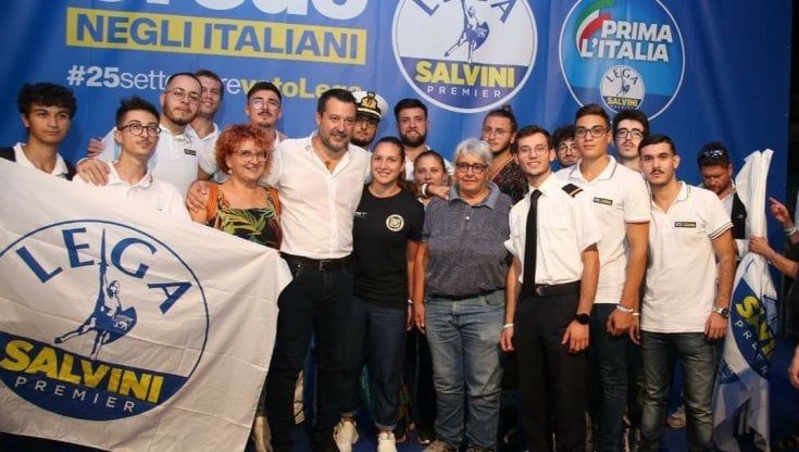 La preside si candida con la Lega e porta gli studenti al comizio di Salvini