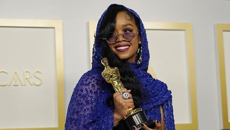 H.E.R., cantante da Oscar: "Mia madre, filippina, voleva che diventassi infermiera. Ma non faceva per me"