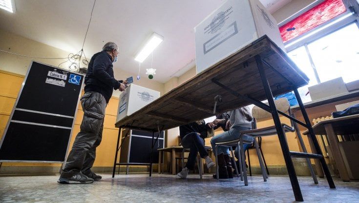 La carica dei candidati al voto: sono più di 5.500, quasi una poltrona ogni dieci nomi in lizza
